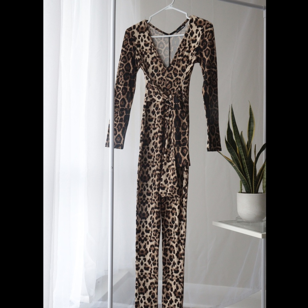 SKIN TIGHT VNECK CHEETAH JUMPSUIT 🐆